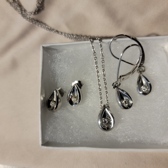 Diamond teardrop pendant and 2 sets of earrings - Picture 3 of 12